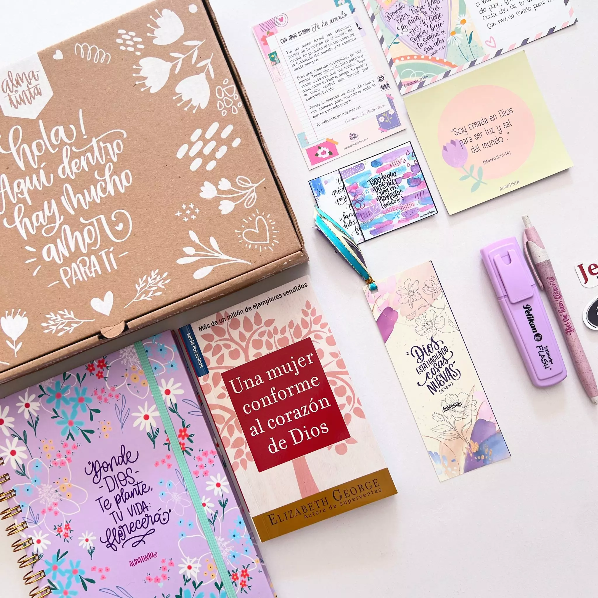 Kit con libro Una mujer conforme al corazón de Dios + cuaderno mediano (2)