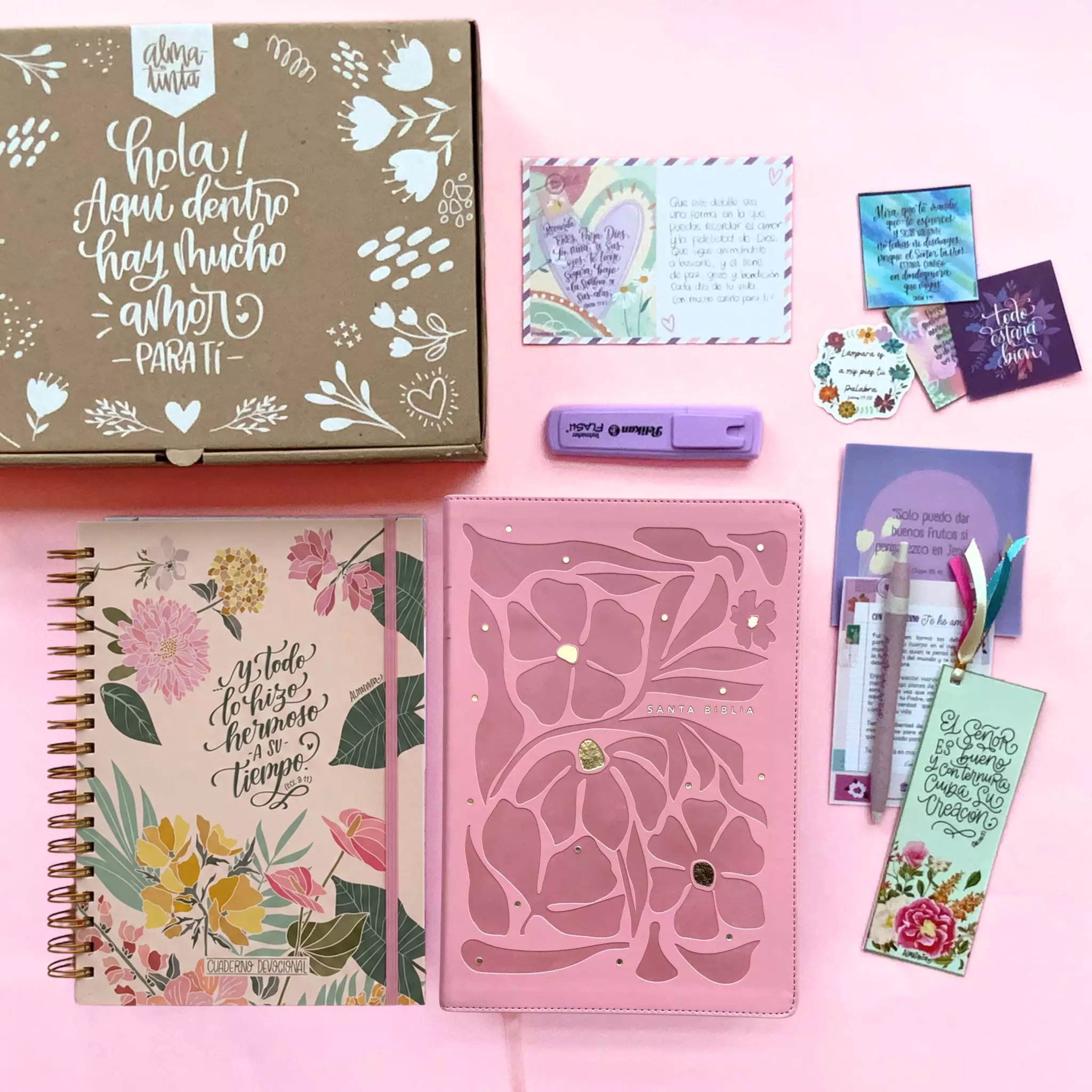 Kit con Biblia y devocional para mujeres cristianas (15)